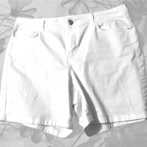 White Gloria Vanderbilt jeans shorts, size 8